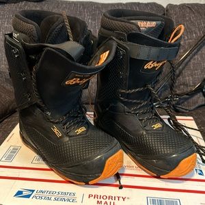 32 (Brighton edition) snowboard boots size 11
